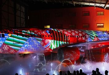 تماشا کنید: تزیین هواپیمای ایرباس با استفاده از یک رشته لامپ ۲۴۰۰ متری!